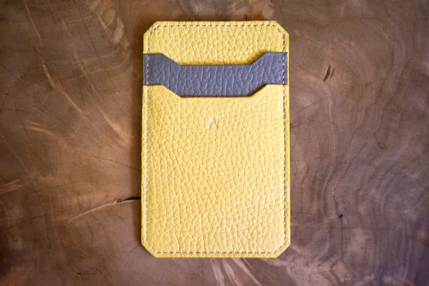 イエローのカードケース