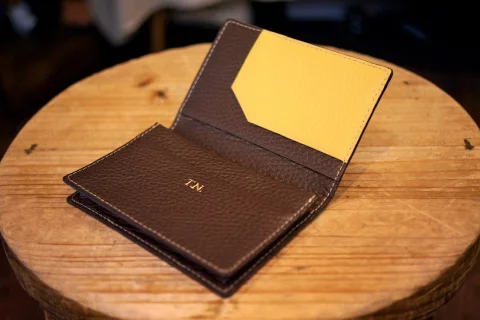 ダークブラウンの名刺入れ