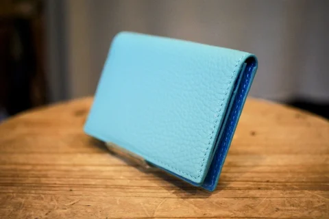 ライトブルーの名刺入れ