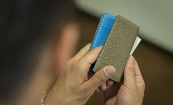 グレージュの名刺入れ