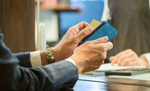 コバルトブルーのカードケース