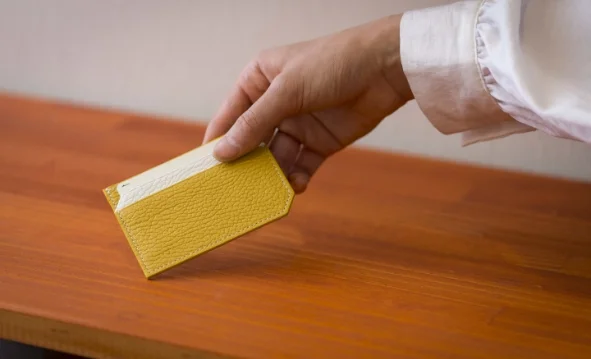 イエローのカードケース