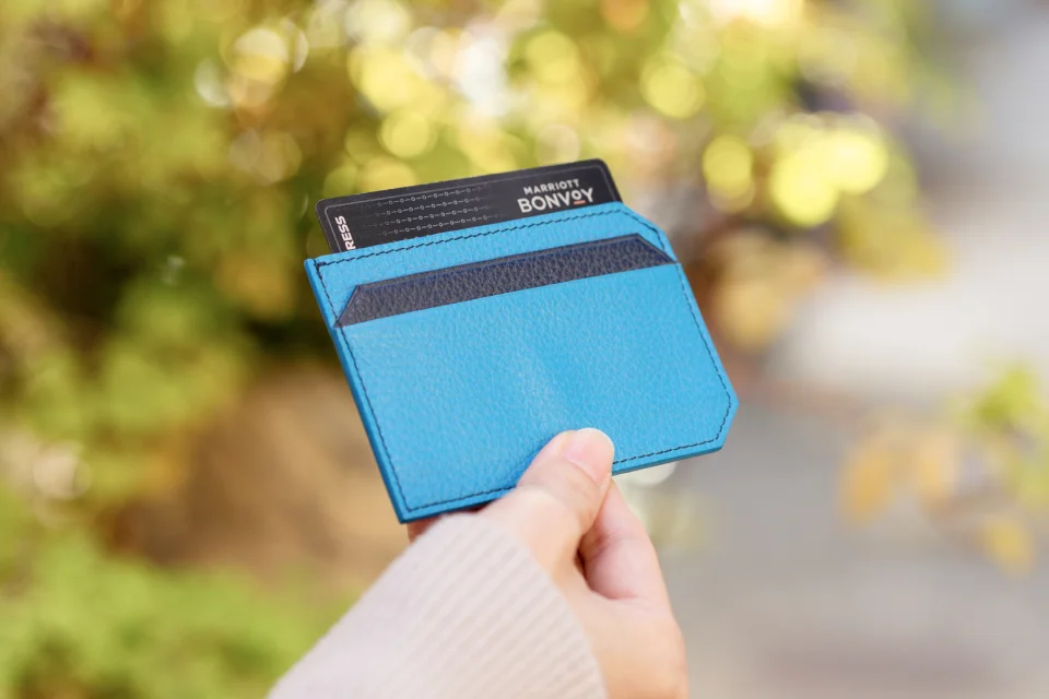 コバルトブルーのカードケース