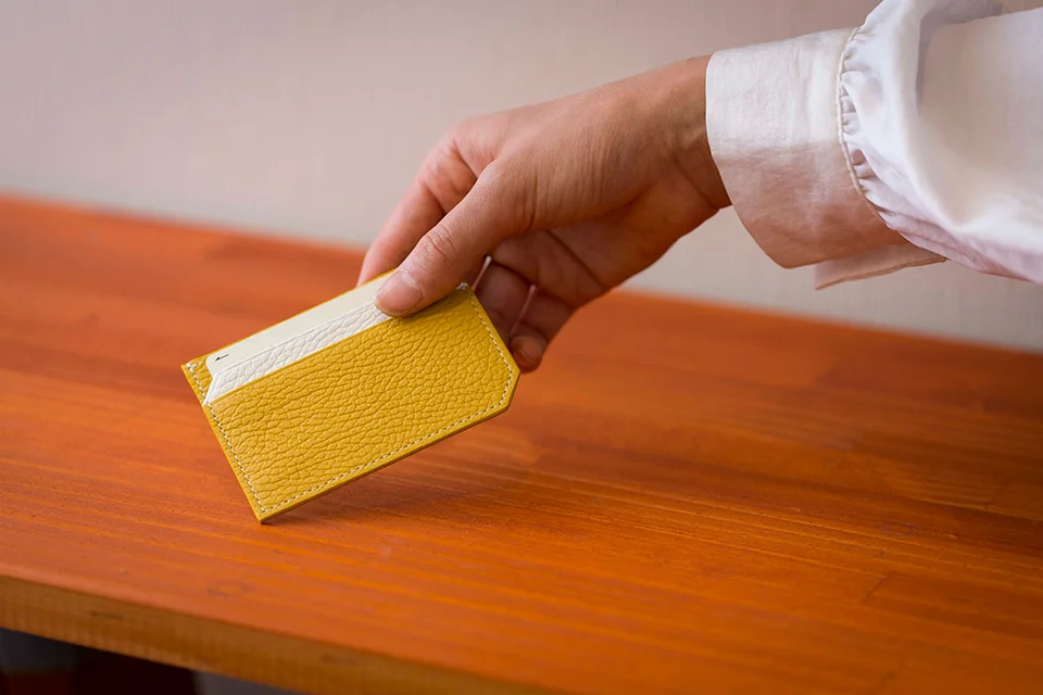イエローのカードケース