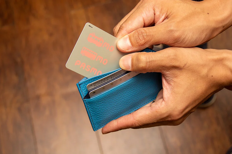 コバルトブルーのカードケース