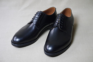 スムースレザーのプレーンダービー