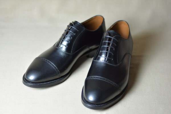 スムースレザーのキャップブローグオックスフォード